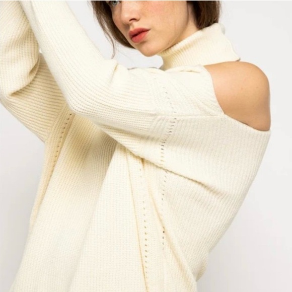 En Merci Cold Shoulder Turtleneck Sweater Green - Picture 4 of 10